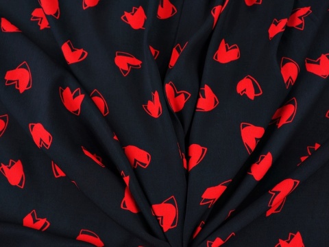 czarna wiskoza w czerwone serca