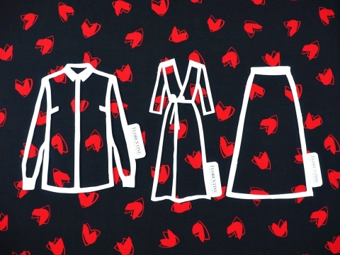 czarna wiskoza w czerwone serca