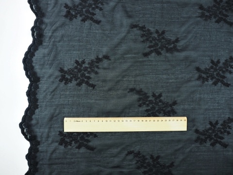 czarny batyst haftowany w kwiaty