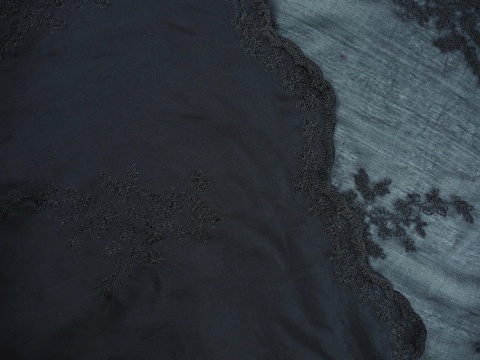 czarny batyst haftowany w kwiaty