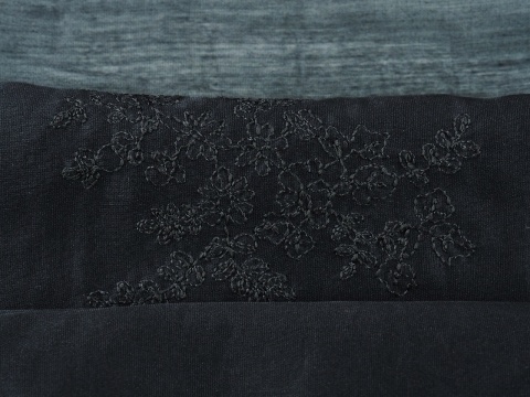 czarny batyst haftowany w kwiaty