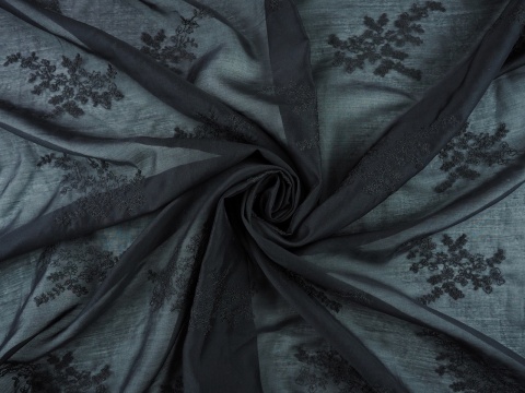 czarny batyst haftowany w kwiaty
