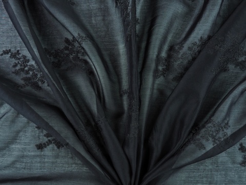 czarny batyst haftowany w kwiaty