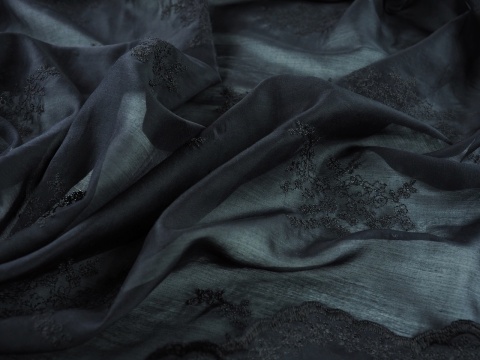czarny batyst haftowany w kwiaty