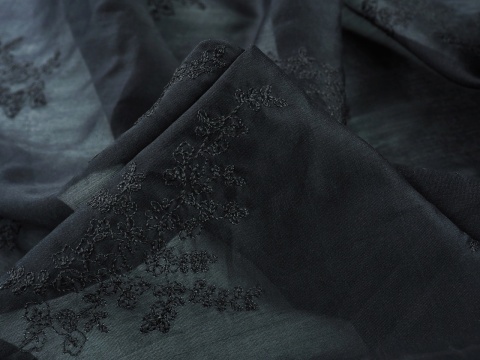 czarny batyst haftowany w kwiaty