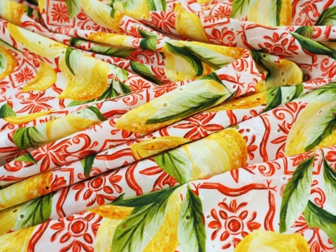 bawełna ażurowa w cytryny i czerwone ornamenty na białym tle