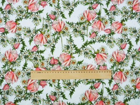 biała bawełna ażurowa w różowe róże i białe kwiaty