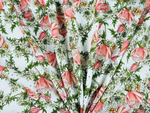 biała bawełna ażurowa w różowe róże i białe kwiaty