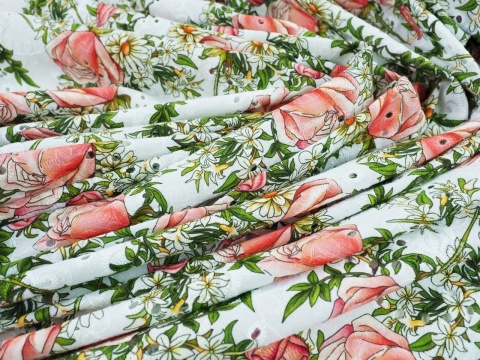 biała bawełna ażurowa w różowe róże i białe kwiaty