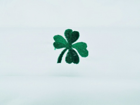 biała bawełna w haftowane, zielone koniczynki