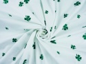 biała bawełna w haftowane, zielone koniczynki