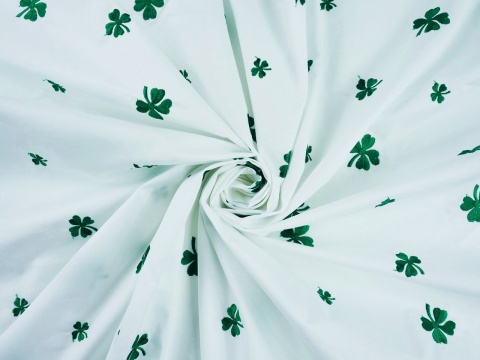 biała bawełna w haftowane, zielone koniczynki
