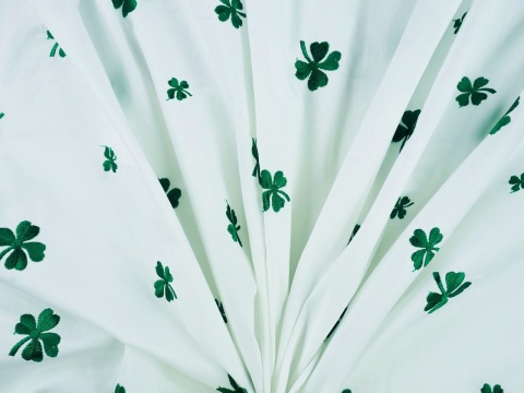biała bawełna w haftowane, zielone koniczynki