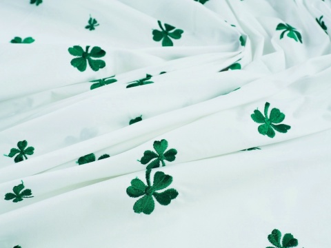biała bawełna w haftowane, zielone koniczynki