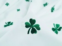 biała bawełna w haftowane, zielone koniczynki