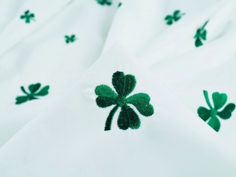 biała bawełna w haftowane, zielone koniczynki