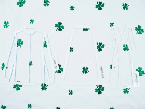 biała bawełna w haftowane, zielone koniczynki