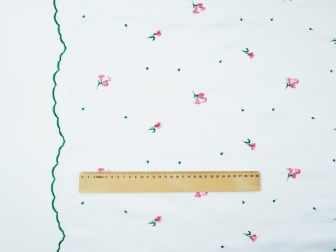 bawełniana tkanina w haftowane drobne kwiatki i kropki