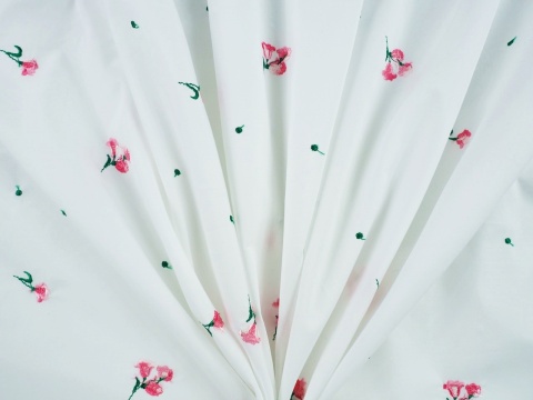 bawełniana tkanina w haftowane drobne kwiatki i kropki