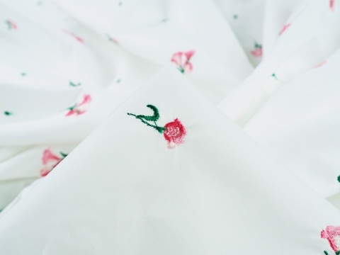 bawełniana tkanina w haftowane drobne kwiatki i kropki