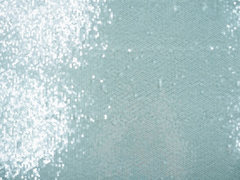 jasno błękitny tiul z przejrzystymi cekinami