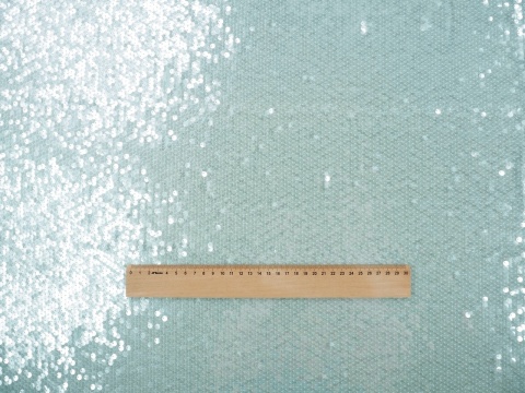 jasno błękitny tiul z przejrzystymi cekinami