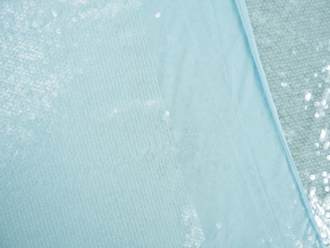 jasno błękitny tiul z przejrzystymi cekinami