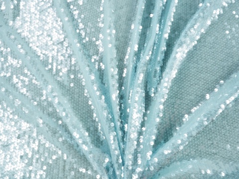 jasno błękitny tiul z przejrzystymi cekinami