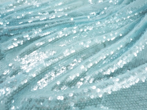 jasno błękitny tiul z przejrzystymi cekinami