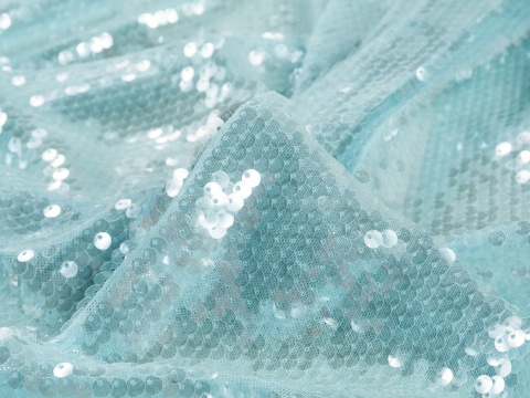 jasno błękitny tiul z przejrzystymi cekinami
