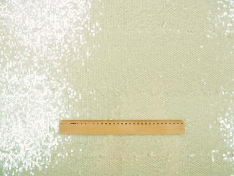 jasny tiul z przejrzystymi cekinami