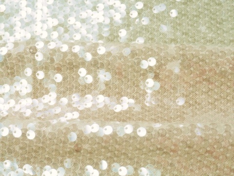 jasny tiul z przejrzystymi cekinami