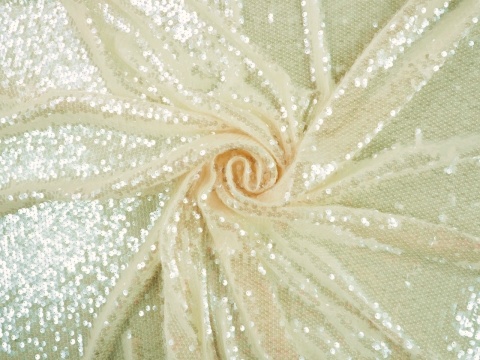 jasny tiul z przejrzystymi cekinami