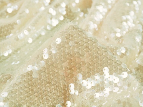 jasny tiul z przejrzystymi cekinami