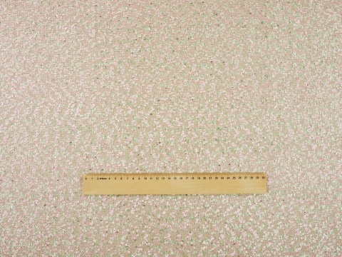 chanelka w kolorze jasnego, pastelowego różu z drobnymi, srebrnymi cekinami