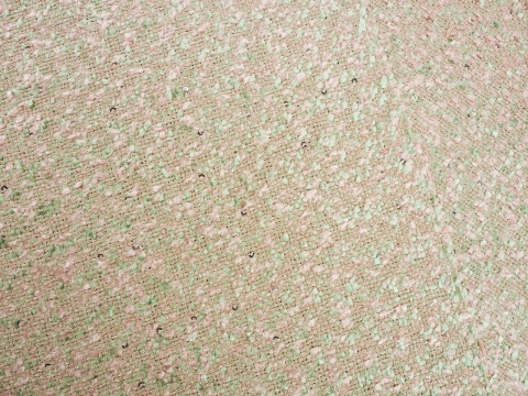 chanelka w kolorze jasnego, pastelowego różu z drobnymi, srebrnymi cekinami