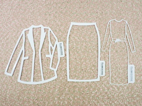 chanelka w kolorze jasnego, pastelowego różu z drobnymi, srebrnymi cekinami