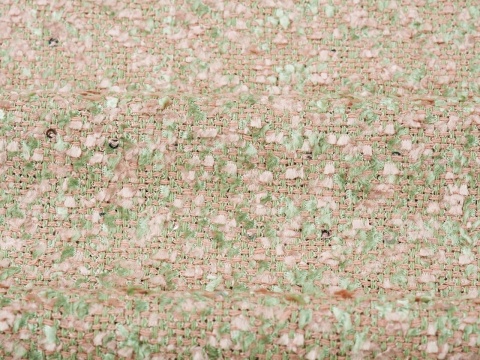 chanelka w kolorze jasnego, pastelowego różu z drobnymi, srebrnymi cekinami