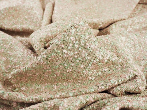 chanelka w kolorze jasnego, pastelowego różu z drobnymi, srebrnymi cekinami