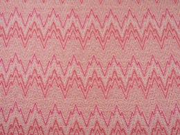 różowo-beżowa dzianina w zygzaki