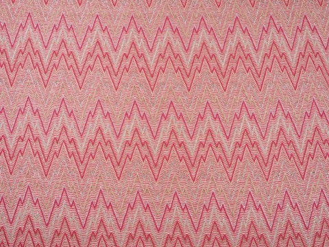 różowo-beżowa dzianina w zygzaki