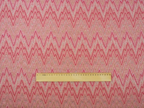 różowo-beżowa dzianina w zygzaki