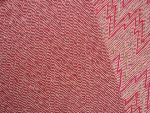 różowo-beżowa dzianina w zygzaki