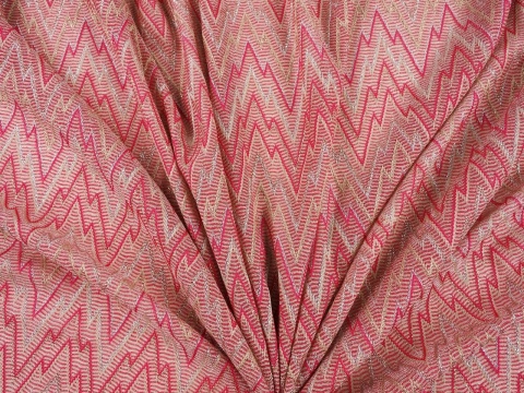 różowo-beżowa dzianina w zygzaki