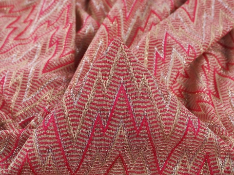 różowo-beżowa dzianina w zygzaki