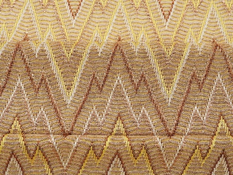 beżowa dzianina w zygzaki z lurexem