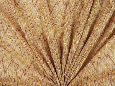 beżowa dzianina w zygzaki z lurexem