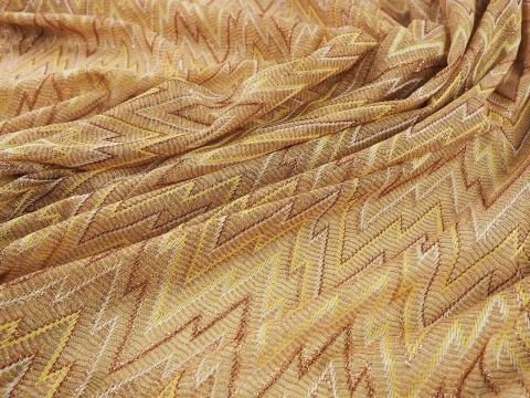 beżowa dzianina w zygzaki z lurexem