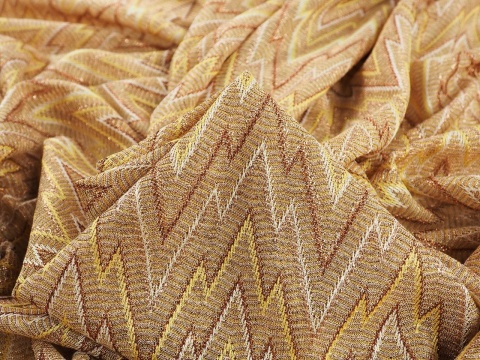 beżowa dzianina w zygzaki z lurexem