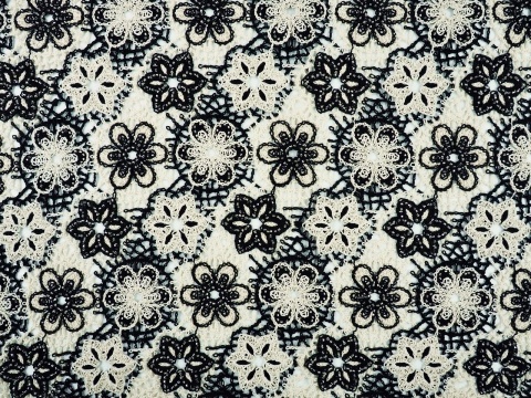 czarno-biała gipiura w kwiaty z koralikami